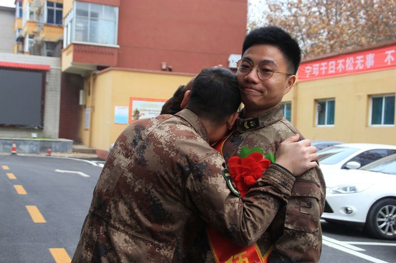 浓浓战友情，相拥离军营随拍5.jpg