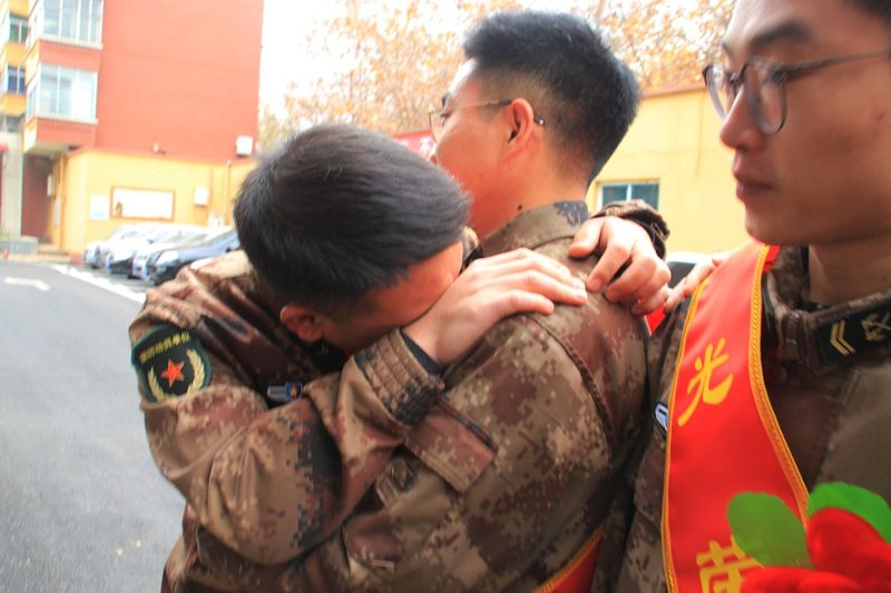 浓浓战友情，相拥离军营随拍3.jpg