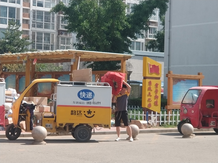 忙碌的快递哥2.jpg
