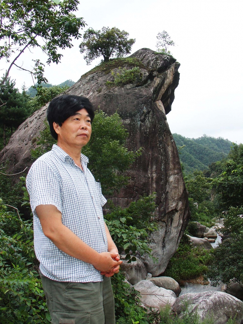 第一次在此位置发现巨石青蛙形象 此石蛙之巨大，令人惊叹，值得留影纪念jpg.jpg