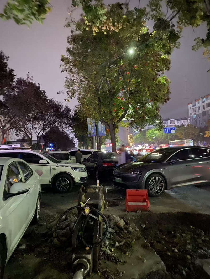 门口拥堵居民回家难