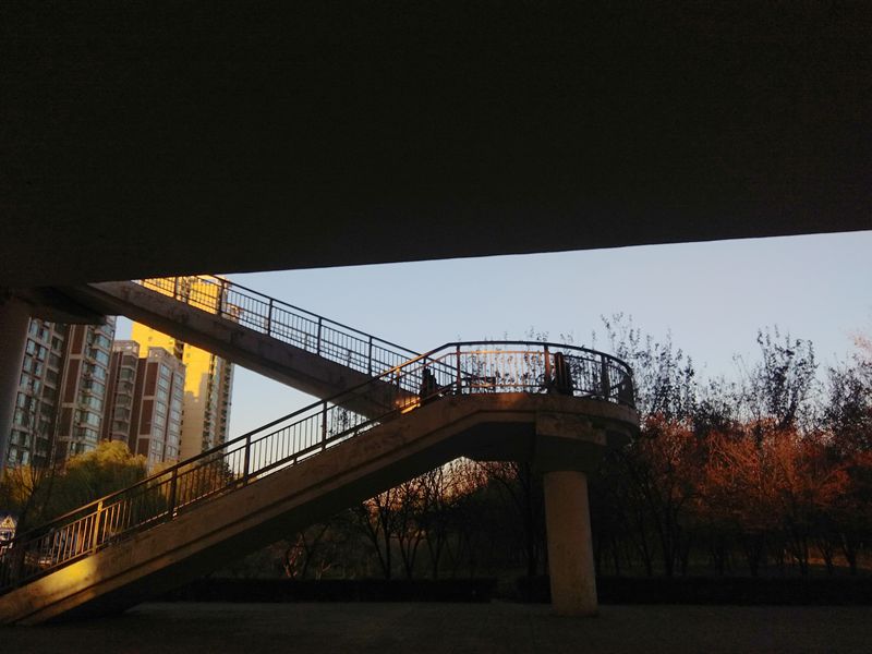 手机拍摄；夕阳余辉照大桥，仰看形成一线天3.jpg