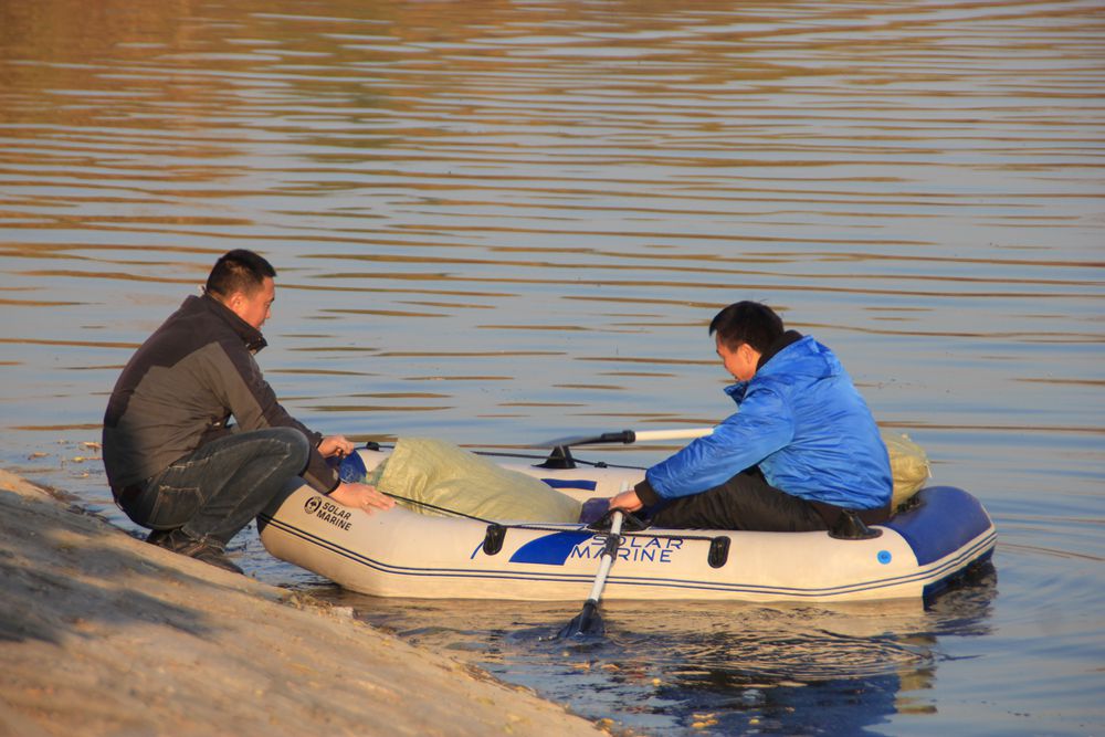 洛河边随拍：水中小舟 2.jpg