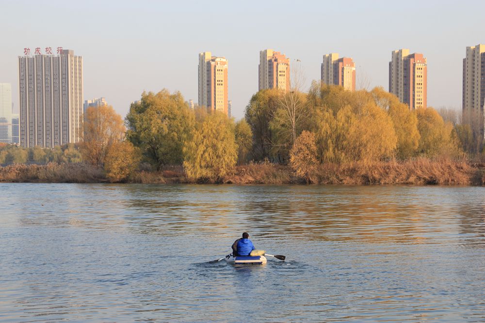 洛河边随拍：水中小舟 9.jpg