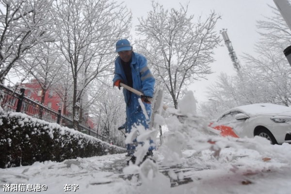 今日小寒，北京辛勤的清雪工1.jpg
