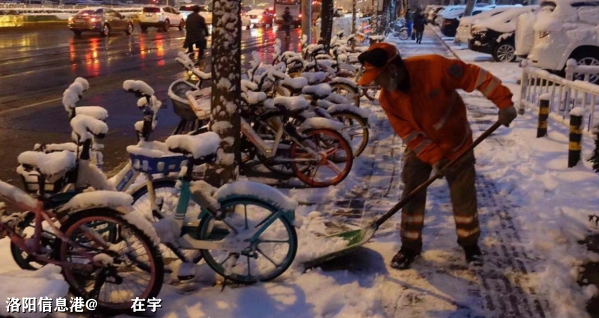 今日小寒，北京辛勤的清雪工.jpg