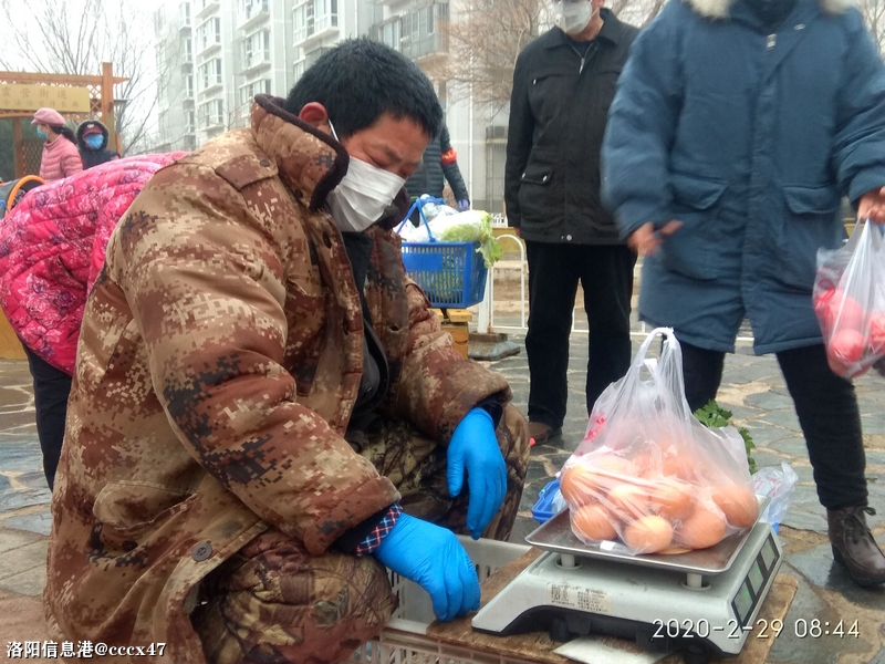 防控防疫不松劲，雨天送菜进社区7.jpg