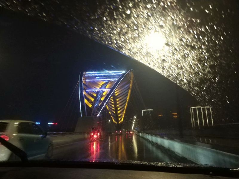 手机坐车随拍：行驶在雨夜中2.jpg