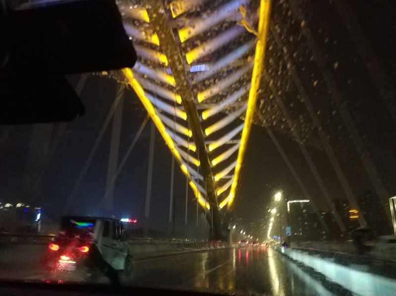 手机坐车随拍：行驶在雨夜中6.jpg