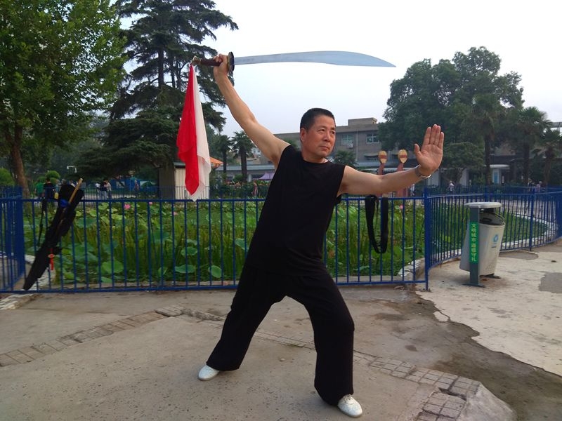 手机公园早上抓拍：韩师傅的一招一式4.jpg