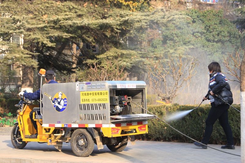 牡丹公园抓拍：搞好防控防疫全园消毒2.jpg