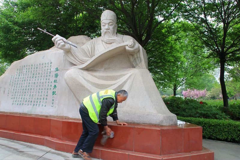 隋唐城遗址植物园隨拍：雕塑前的清洁工1.jpg