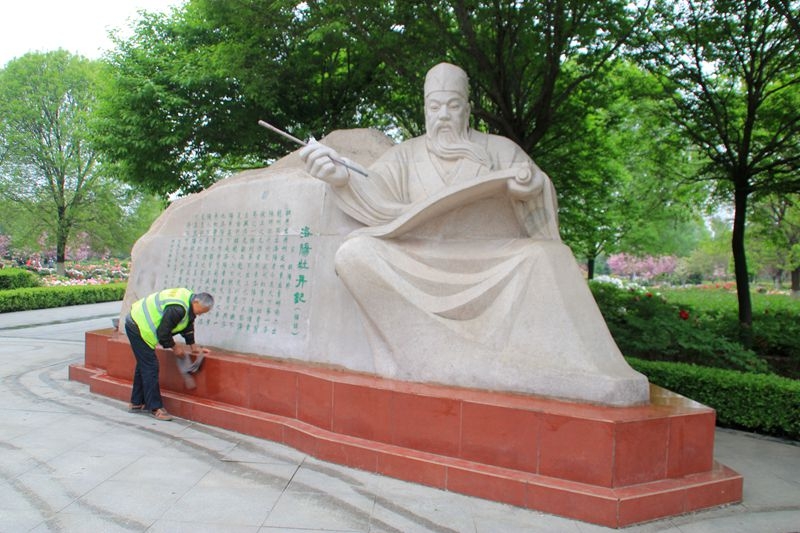 隋唐城遗址植物园隨拍：雕塑前的清洁工5.jpg