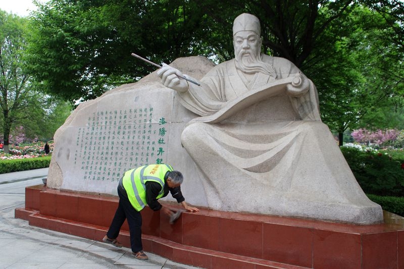 隋唐城遗址植物园隨拍：雕塑前的清洁工3.jpg