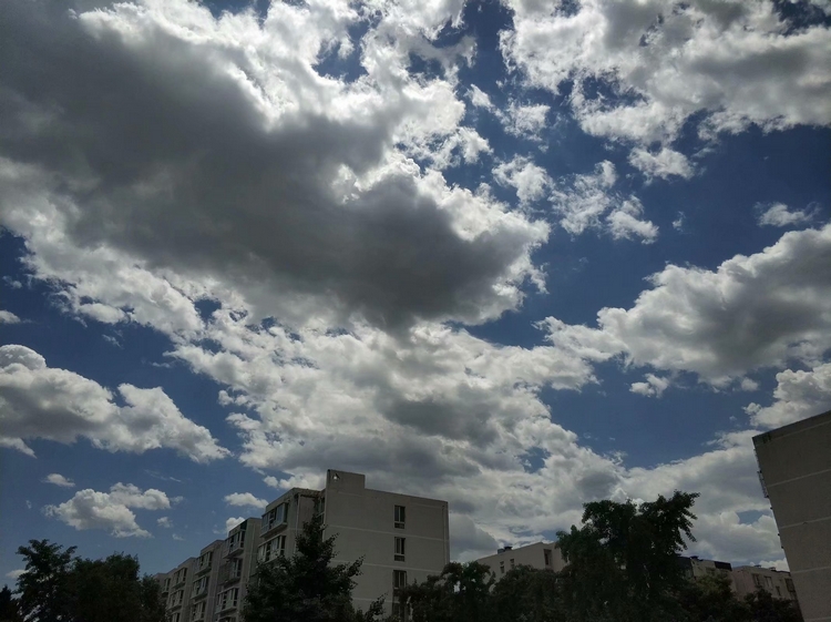 手机拍摄：湛蓝的天空白色的云9.jpg