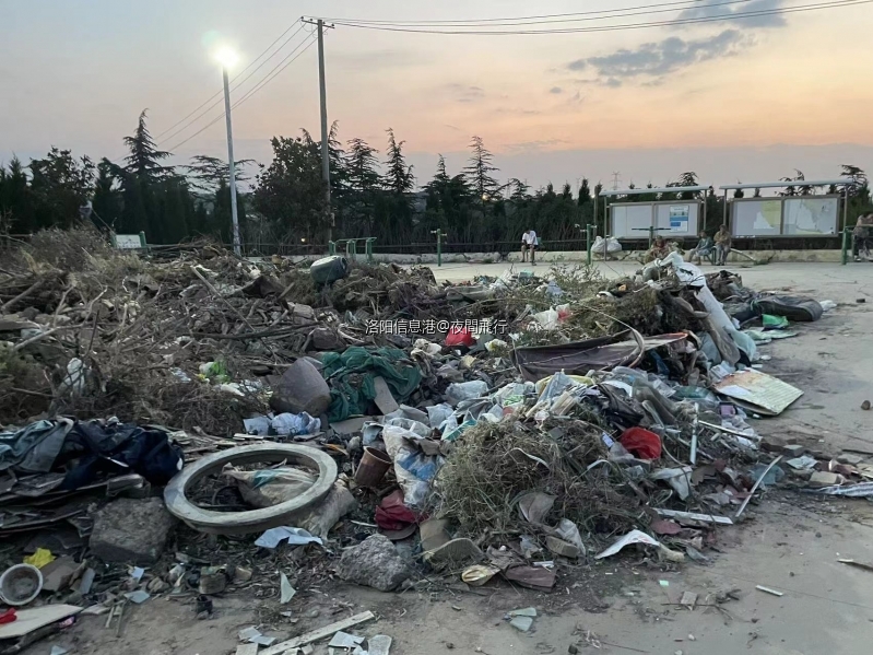 居民休闲纳凉的场所成了垃圾场