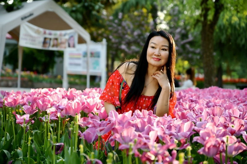 色彩斑斓的郁金香，宛如大自然的调色板，绽放出绚烂多姿的容颜。