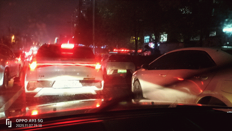 青岛路联盟路口右转车道成了停车场