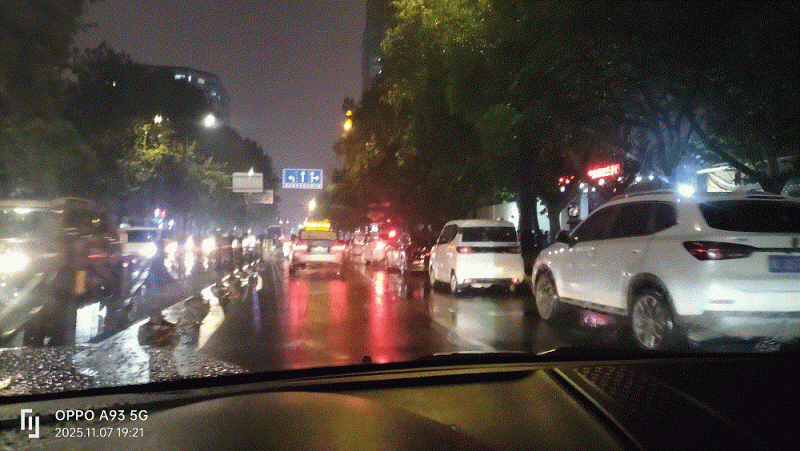 联盟路右车道成了停车场